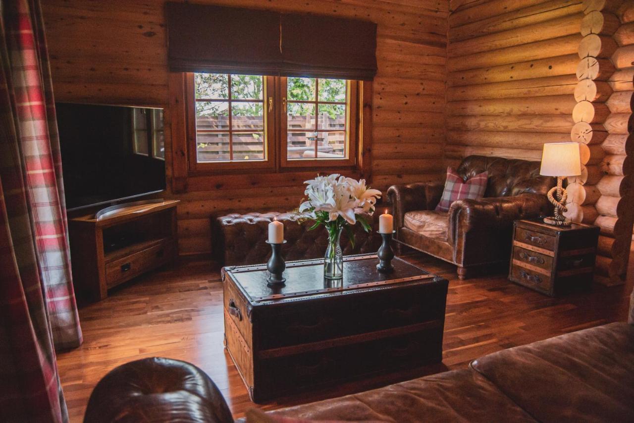 Tomatin - Luxury Two Bedroom Log Cabin With Hot Tub Бервик-апон-Твид Экстерьер фото