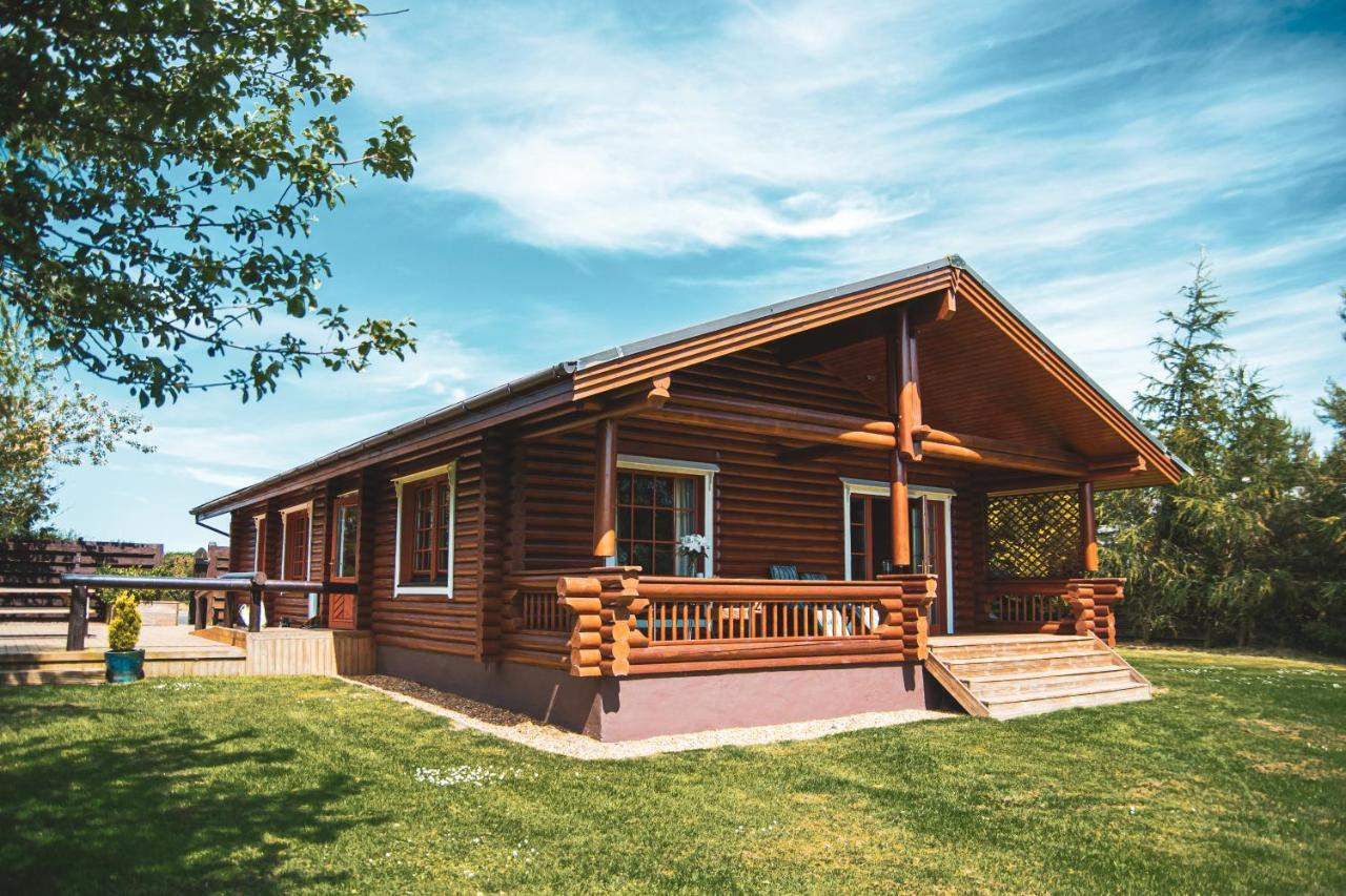 Tomatin - Luxury Two Bedroom Log Cabin With Hot Tub Бервик-апон-Твид Экстерьер фото