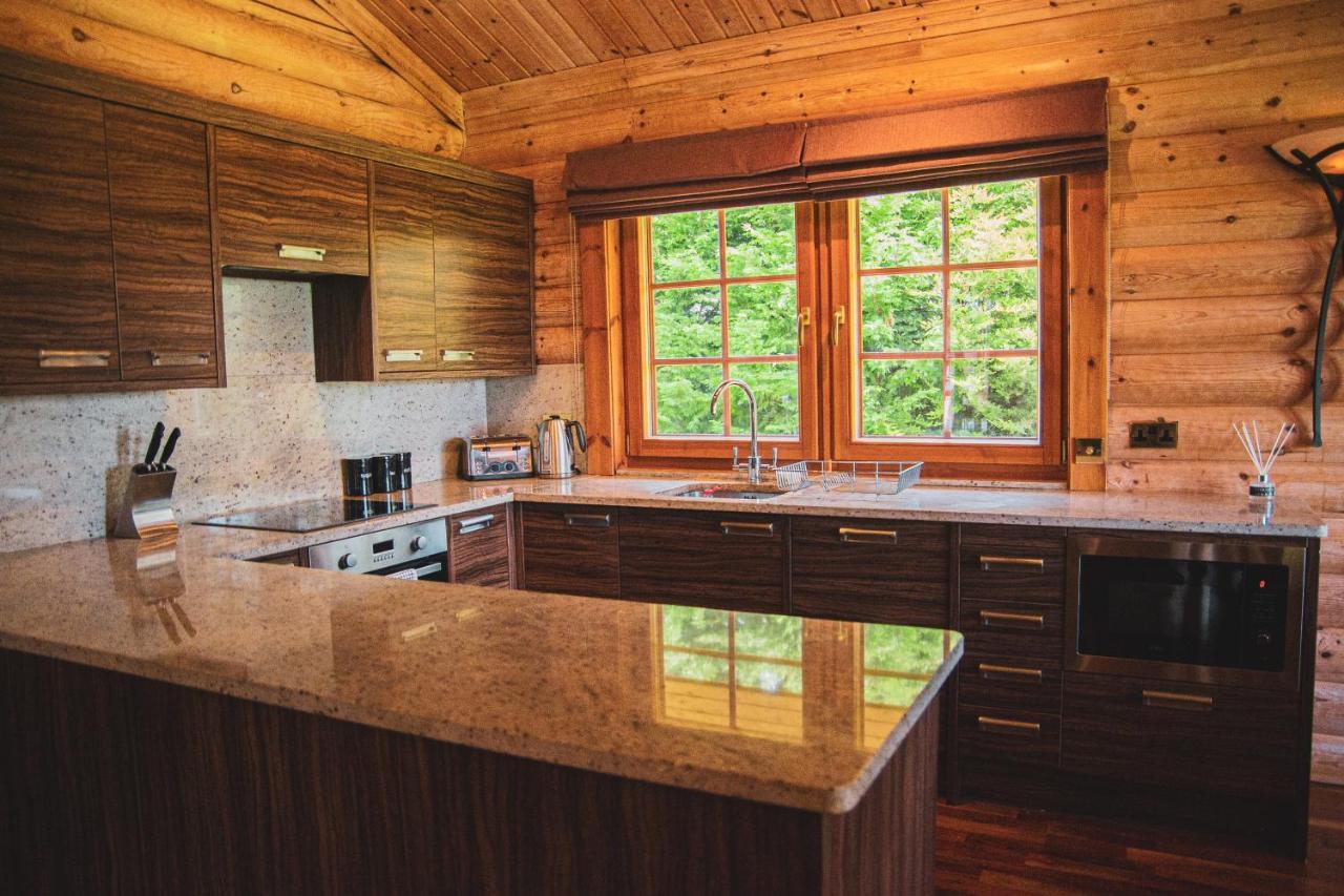 Tomatin - Luxury Two Bedroom Log Cabin With Hot Tub Бервик-апон-Твид Экстерьер фото
