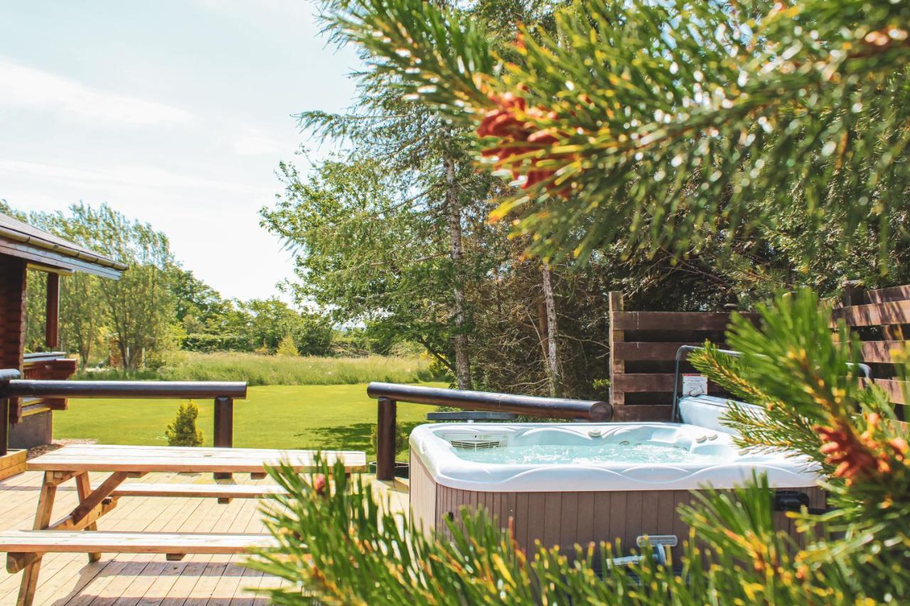 Tomatin - Luxury Two Bedroom Log Cabin With Hot Tub Бервик-апон-Твид Экстерьер фото