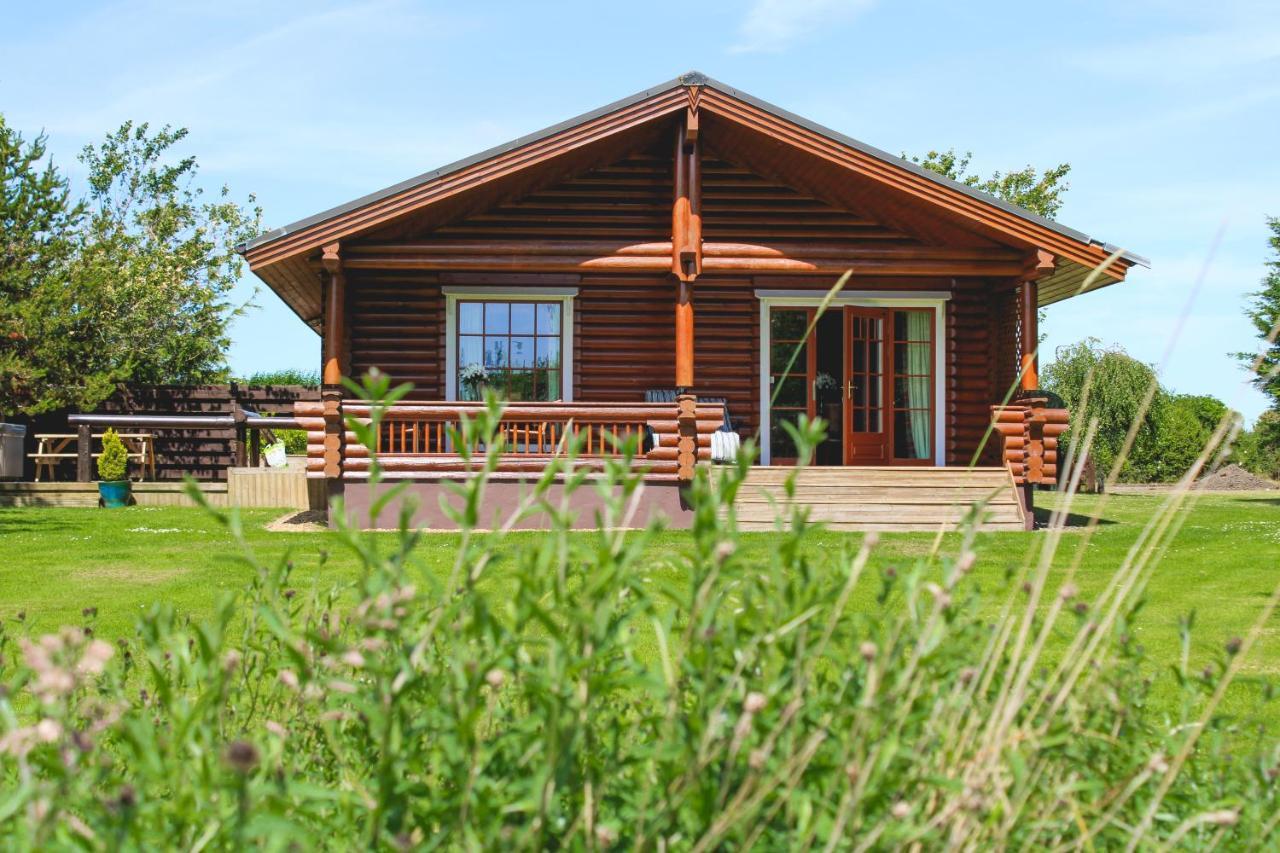 Tomatin - Luxury Two Bedroom Log Cabin With Hot Tub Бервик-апон-Твид Экстерьер фото
