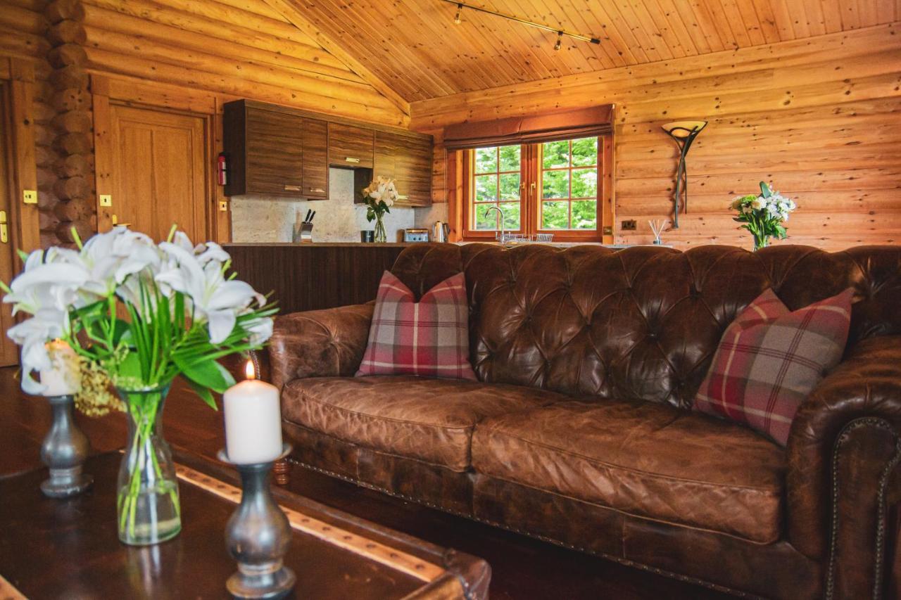 Tomatin - Luxury Two Bedroom Log Cabin With Hot Tub Бервик-апон-Твид Экстерьер фото